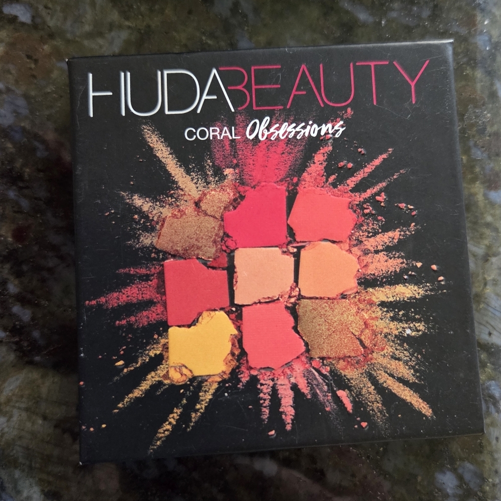 HUDA BEAUTY Coral Obsessions Palette - Vibrant Reds and Oranges